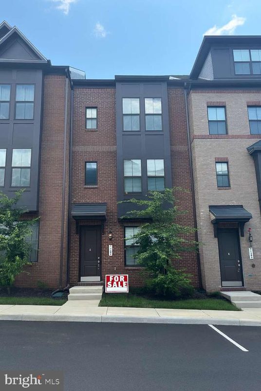 Exterior, Facade, Brick Facade, Rowhouse