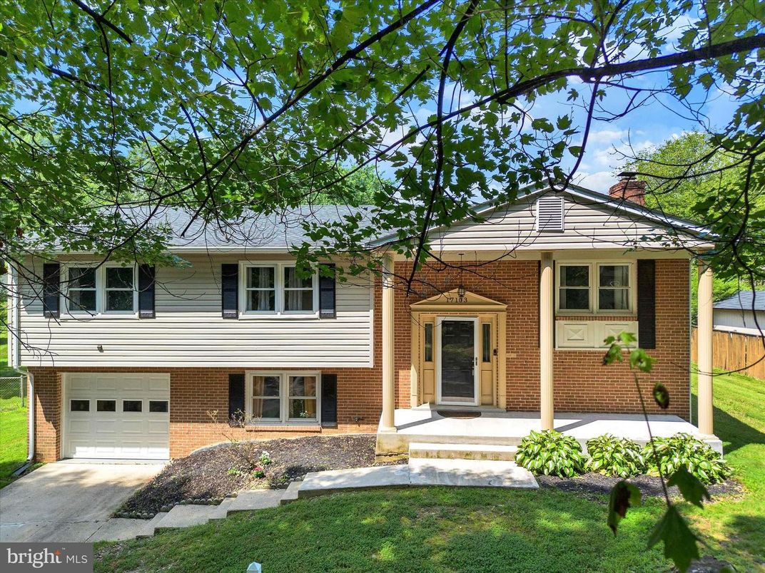 Attached, Exterior, Facade, Brick Facade, Raised Ranch