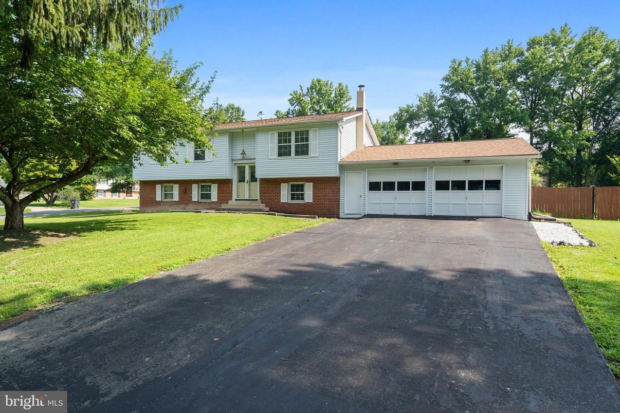 Attached, Exterior, Facade, Brick Facade, Raised Ranch