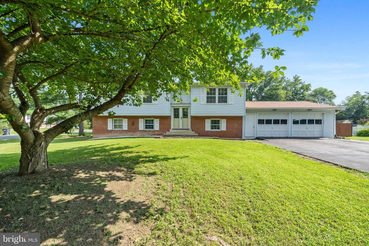 Attached, Exterior, Facade, Brick Facade, Raised Ranch