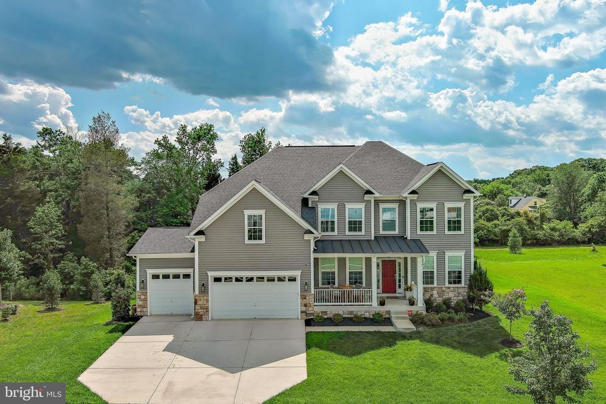 Attached, Exterior, Facade, Farmhouse