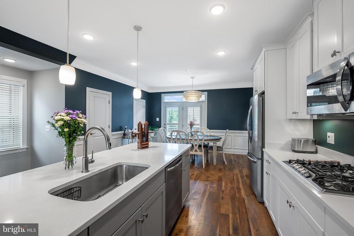 Chandelier, Dining room, Interior, Kitchen, Pendant Lights, Recessed Lighting, Stainless Steel Appliances, Wood Texture Flooring