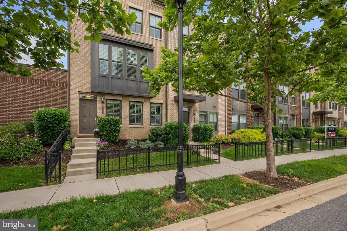 Exterior, Facade, Brick Facade, Rowhouse