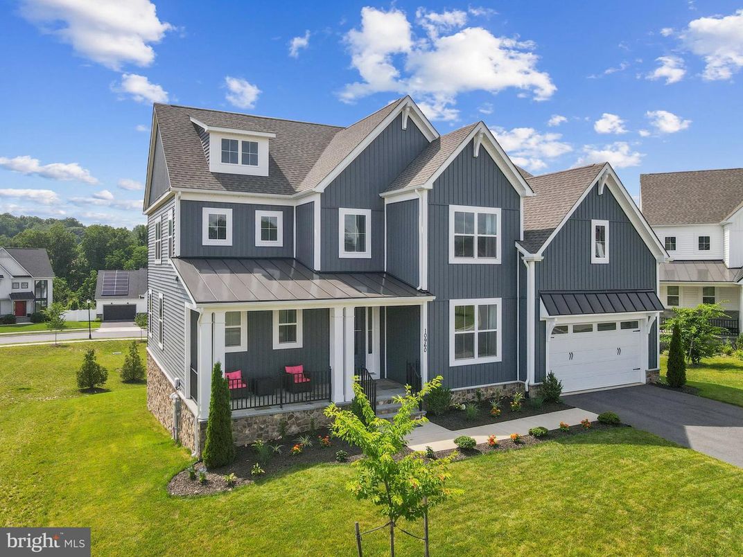 Attached, Exterior, Facade, Farmhouse