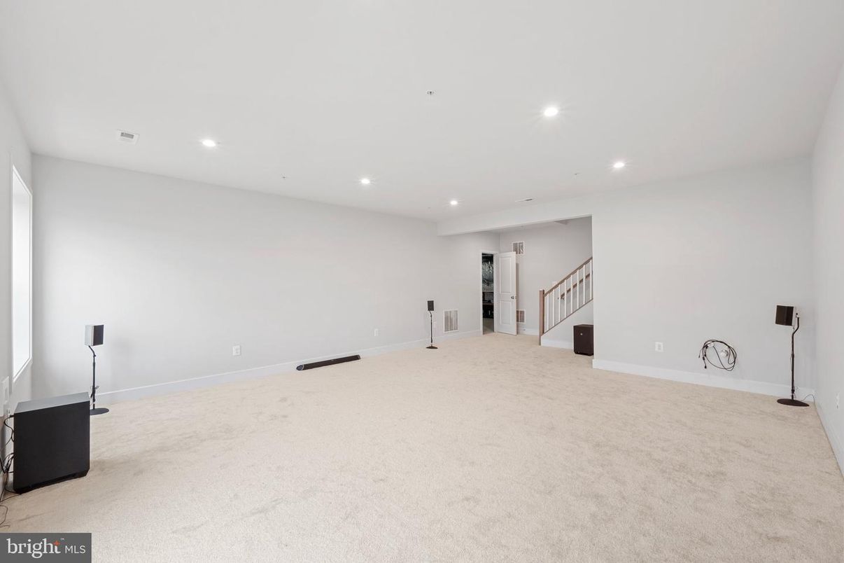Empty room, Interior, Recessed Lighting