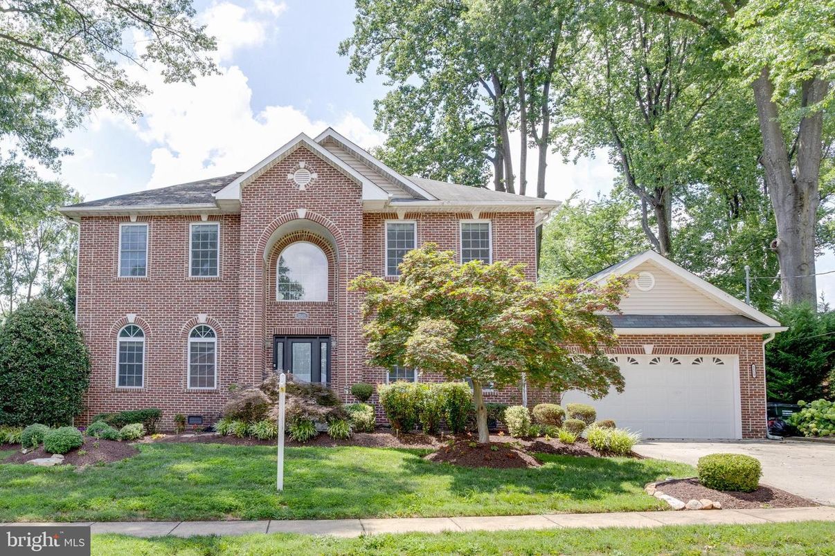 Attached, Exterior, Facade, Brick Facade, Brick Traditional