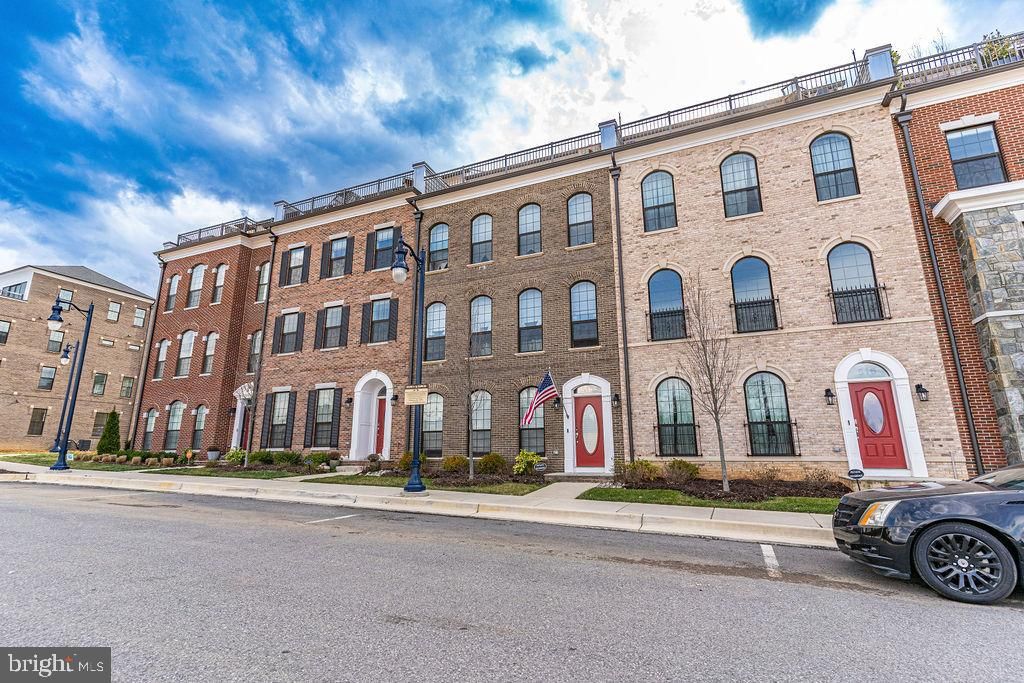 Exterior, Facade, Brick Facade, Rowhouse