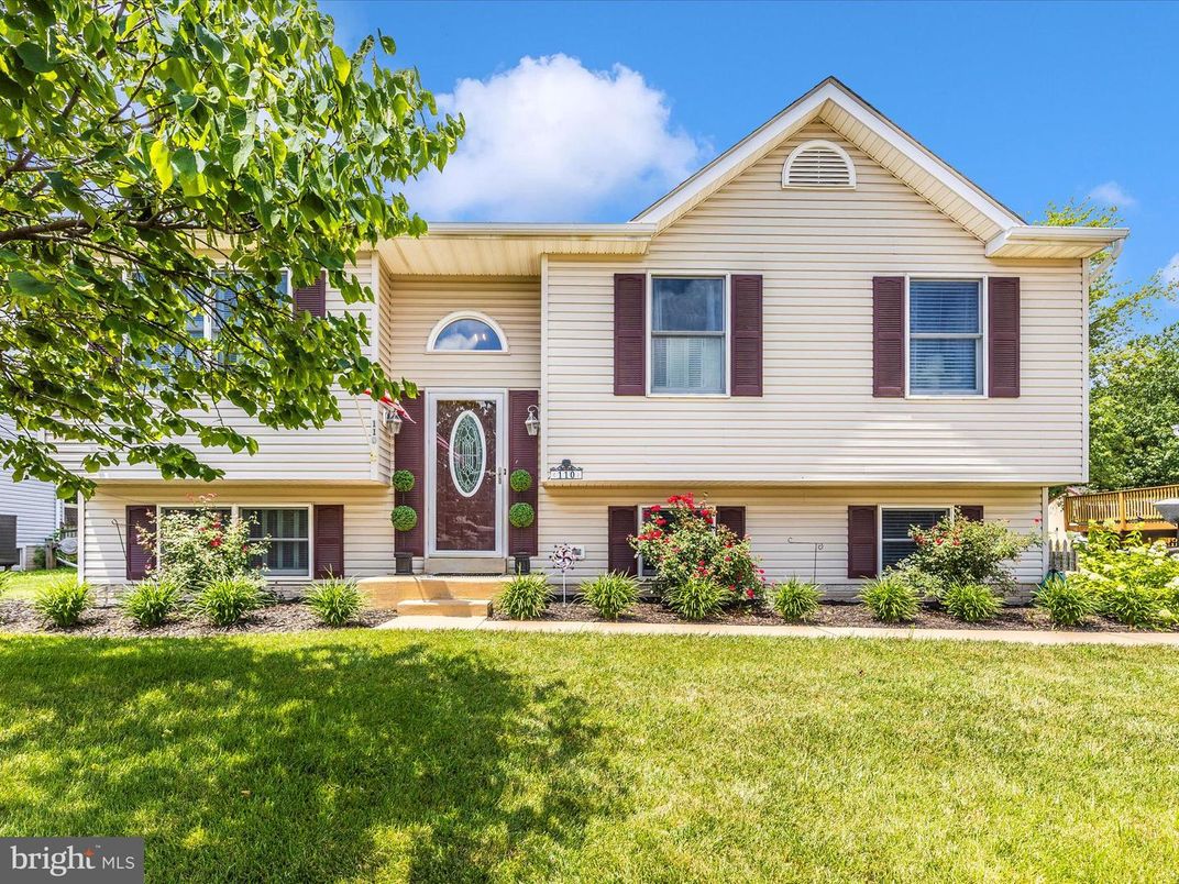 Exterior, Facade, Raised Ranch