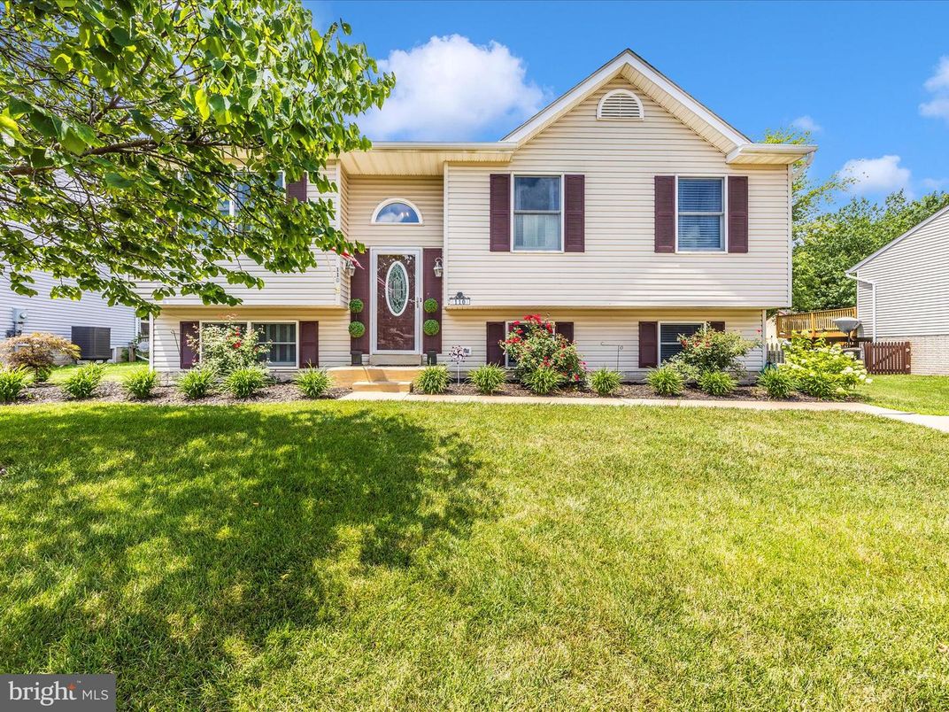 Backyard, Exterior, Facade, Raised Ranch