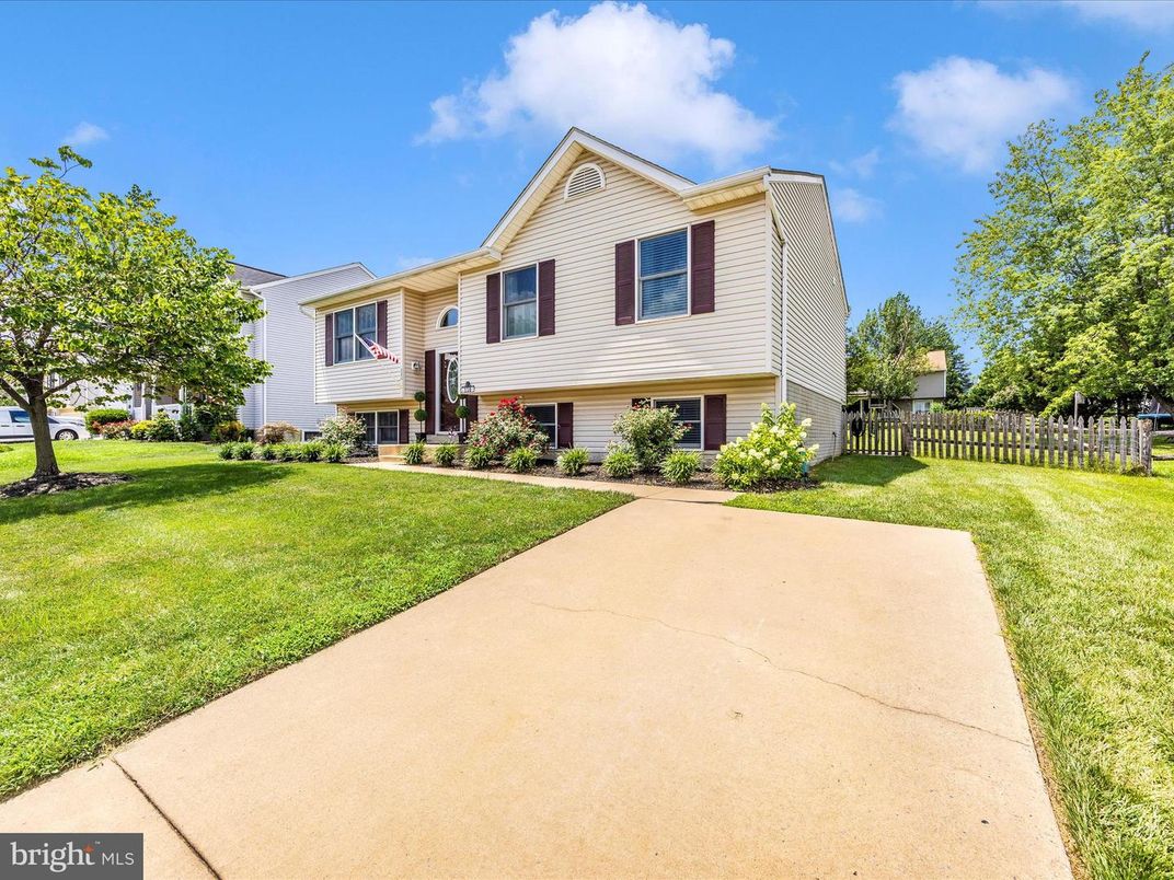 Backyard, Exterior, Facade, Raised Ranch