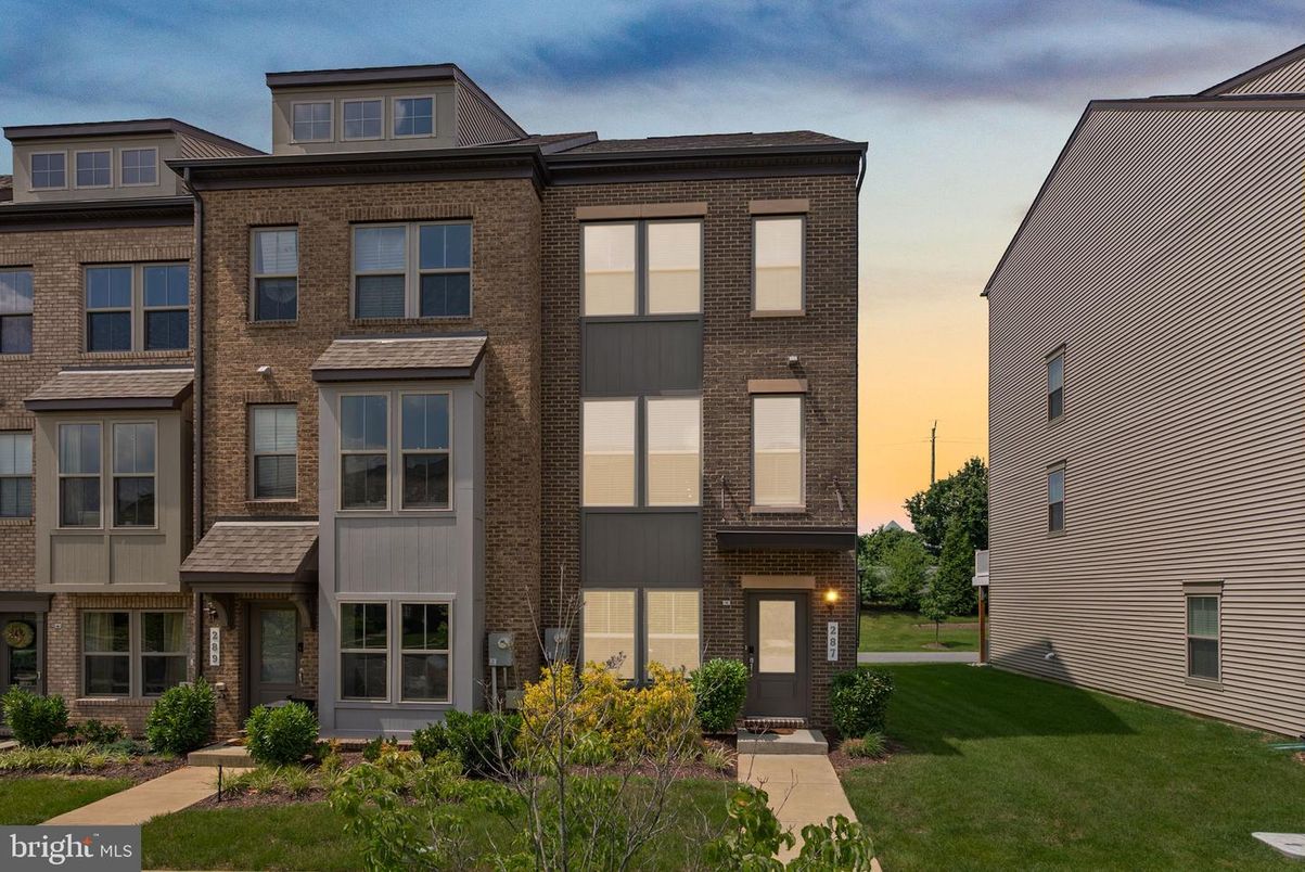 Exterior, Facade, Brick Facade, Rowhouse