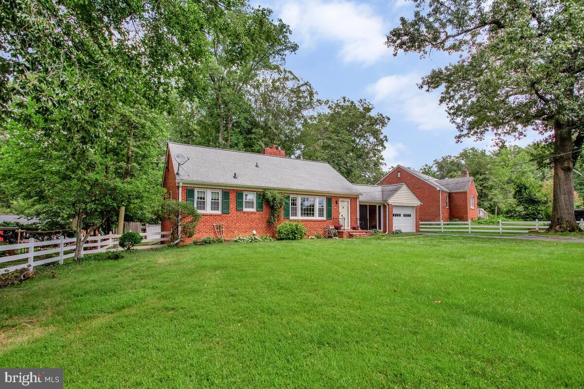 Attached, Backyard, Exterior, Facade, Brick Facade, Cape Cod