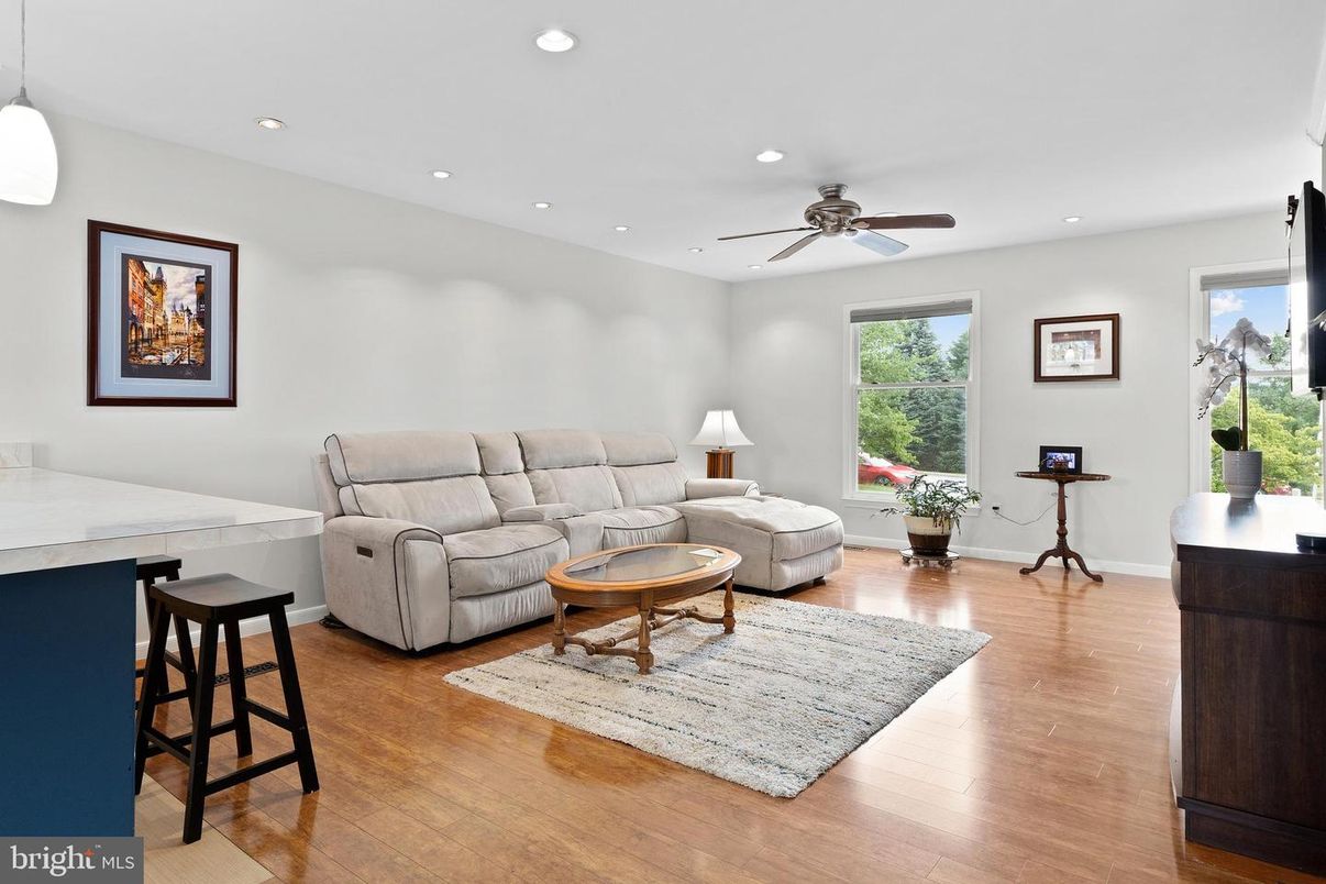 Interior, Living room, Pendant Lights, Recessed Lighting, Wood Texture Flooring