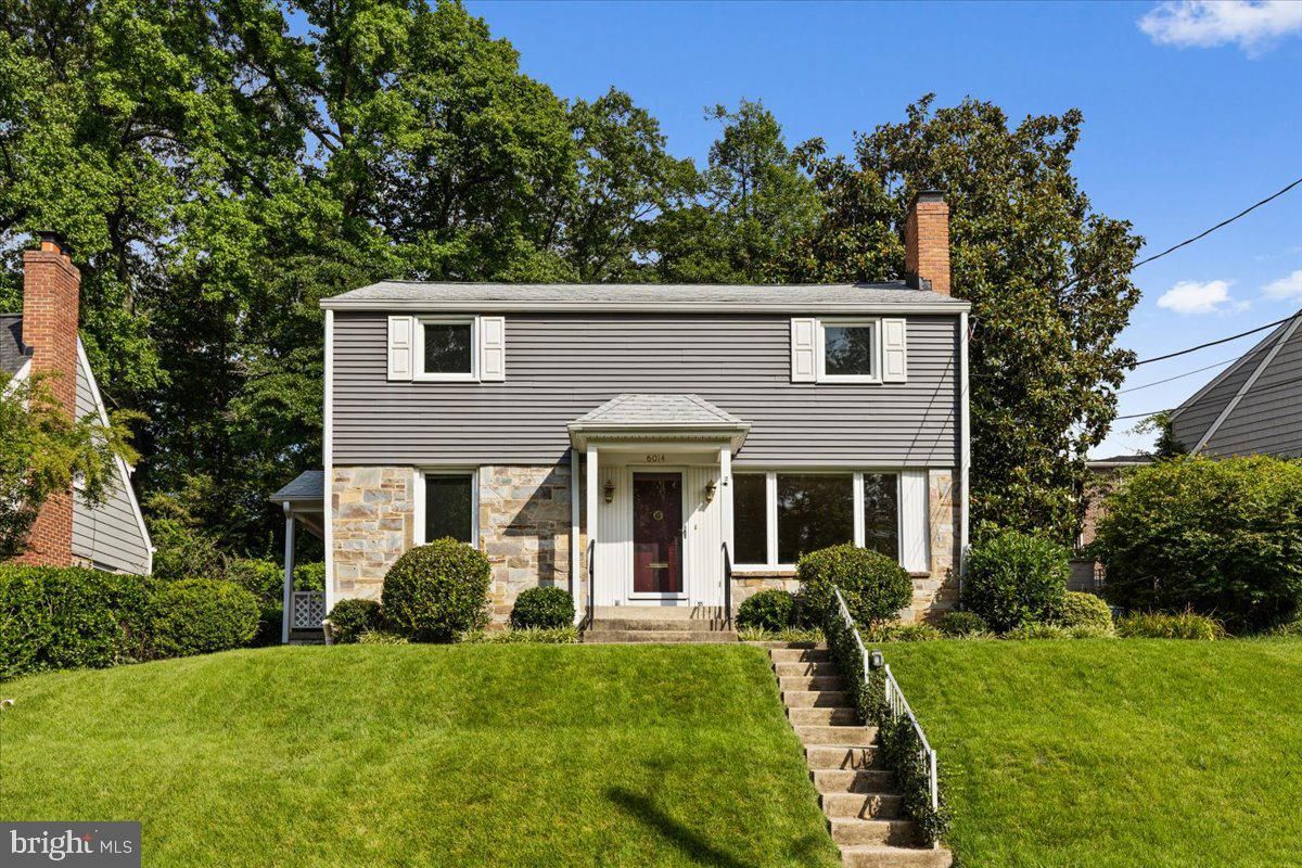 Exterior, Facade, Raised Ranch