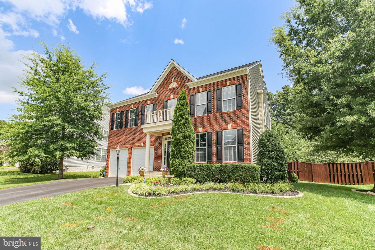 Attached, Backyard, Exterior, Facade, Brick Facade, Georgian