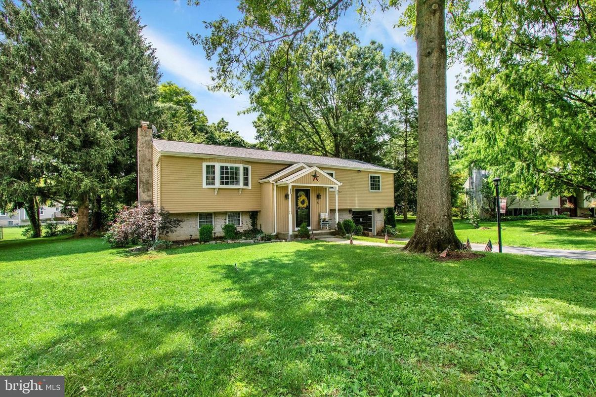 Backyard, Exterior, Facade, Raised Ranch