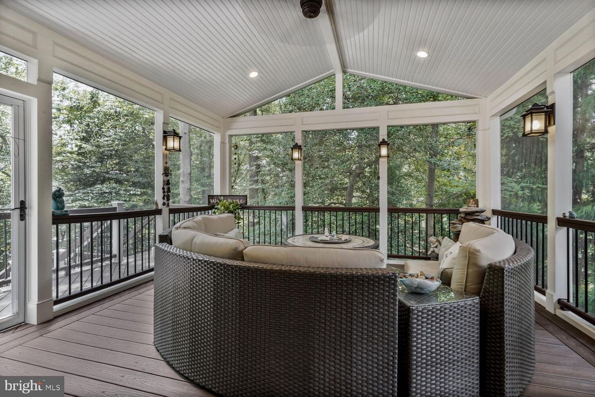 Interior, Recessed Lighting, Sun Room, Wood Texture Flooring
