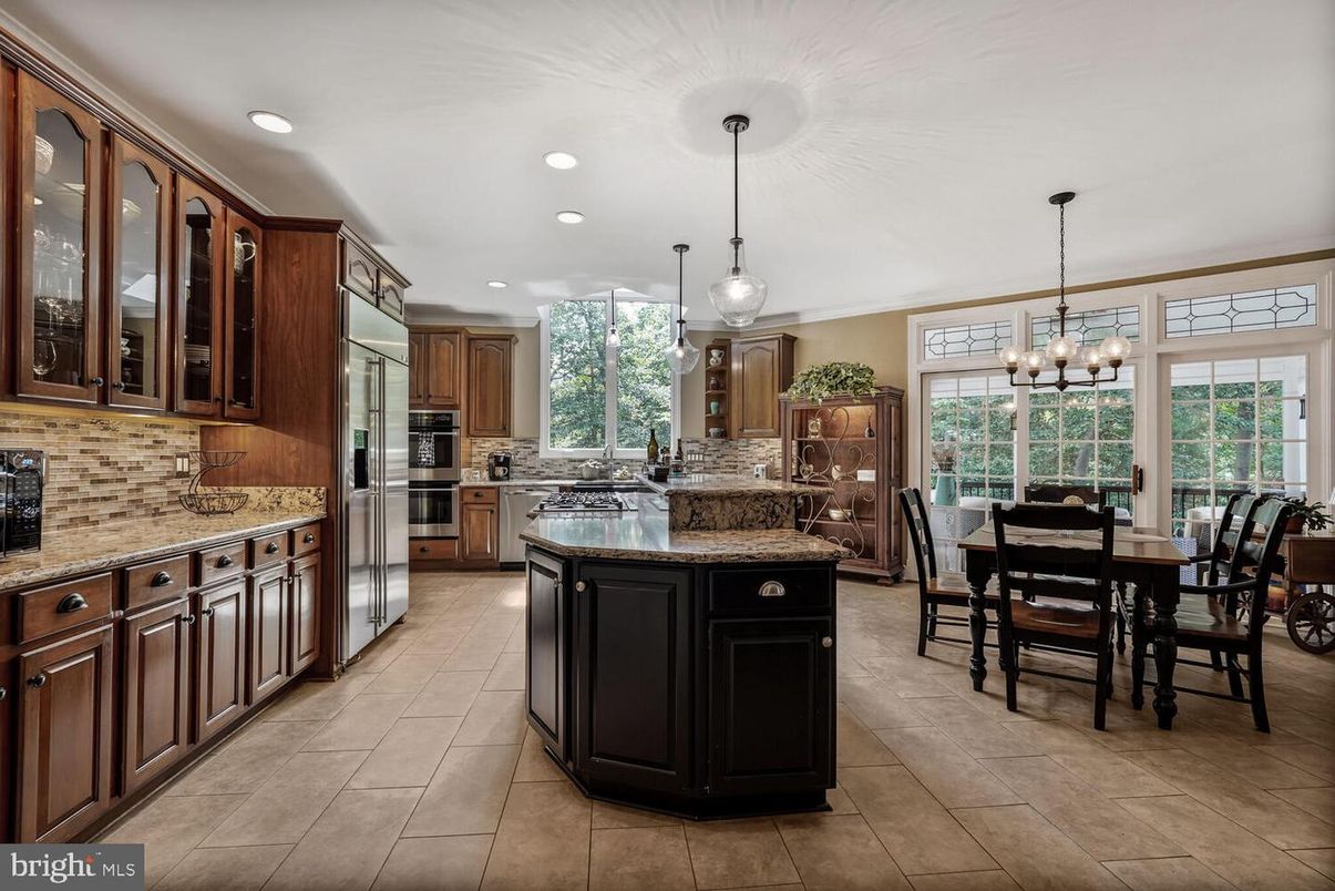 Chandelier, Dining room, Interior, Kitchen, Pendant Lights, Recessed Lighting, Stainless Steel Appliances