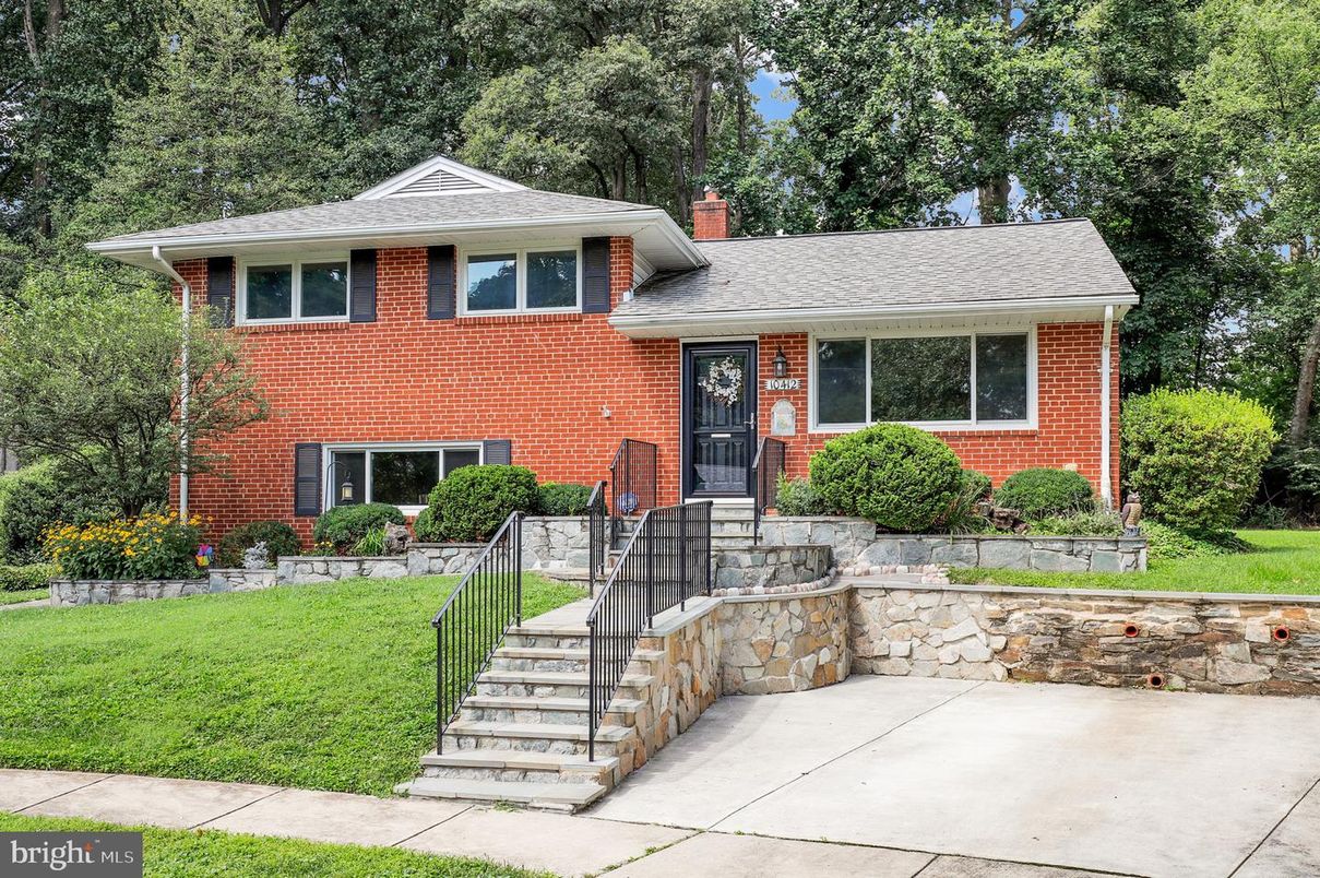 Exterior, Facade, Brick Facade, Split Level