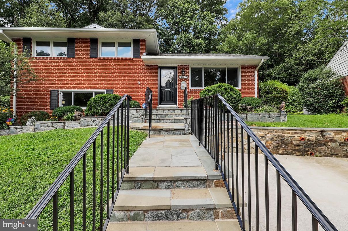 Exterior, Facade, Brick Facade, Split Level