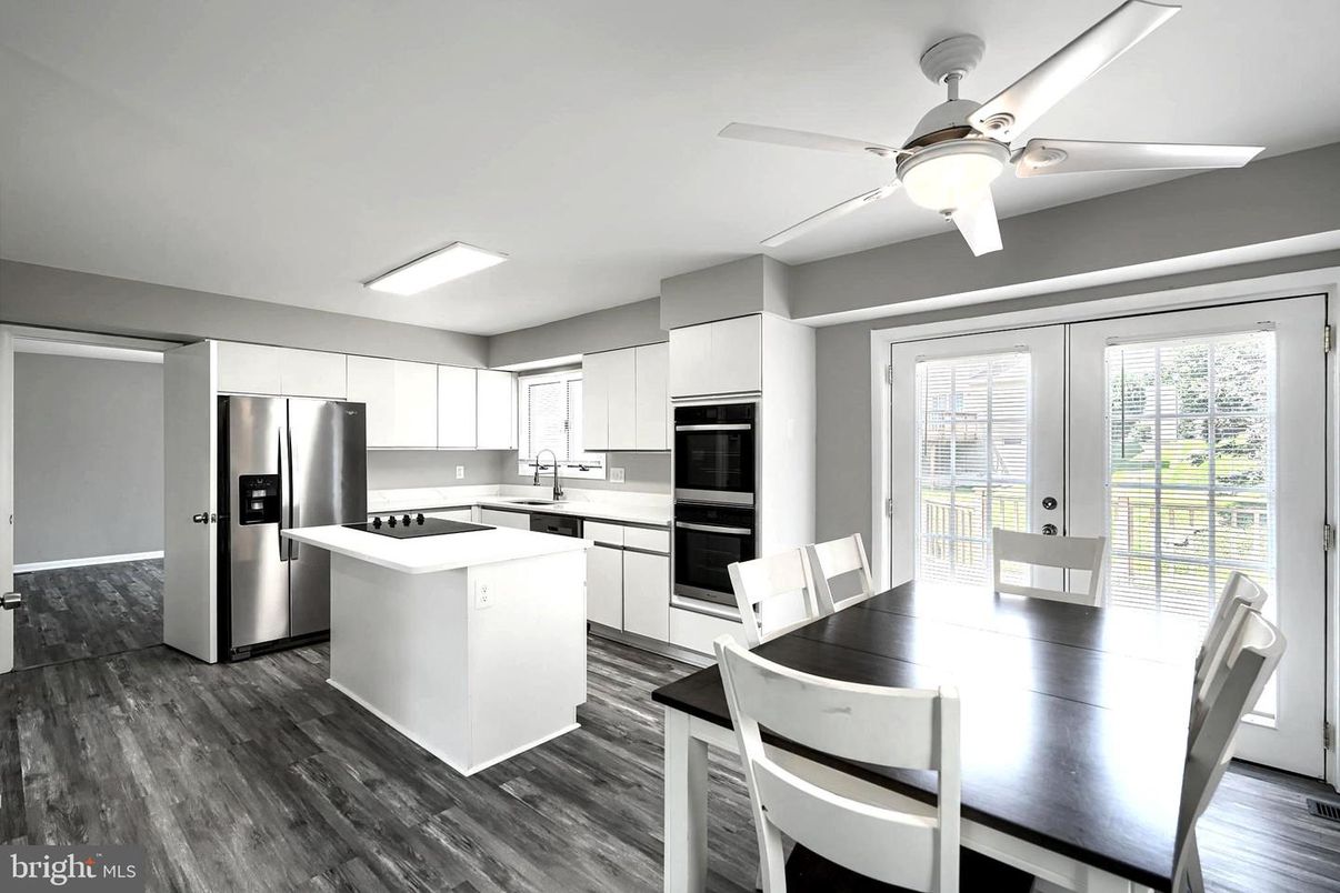 Dining room, Interior, Kitchen, Stainless Steel Appliances, Wood Texture Flooring