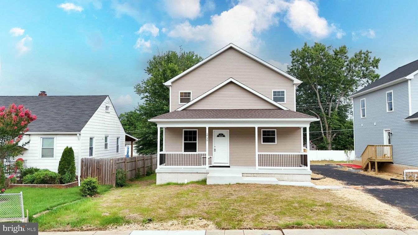 Backyard, Exterior, Facade, Queen Anne Victorian