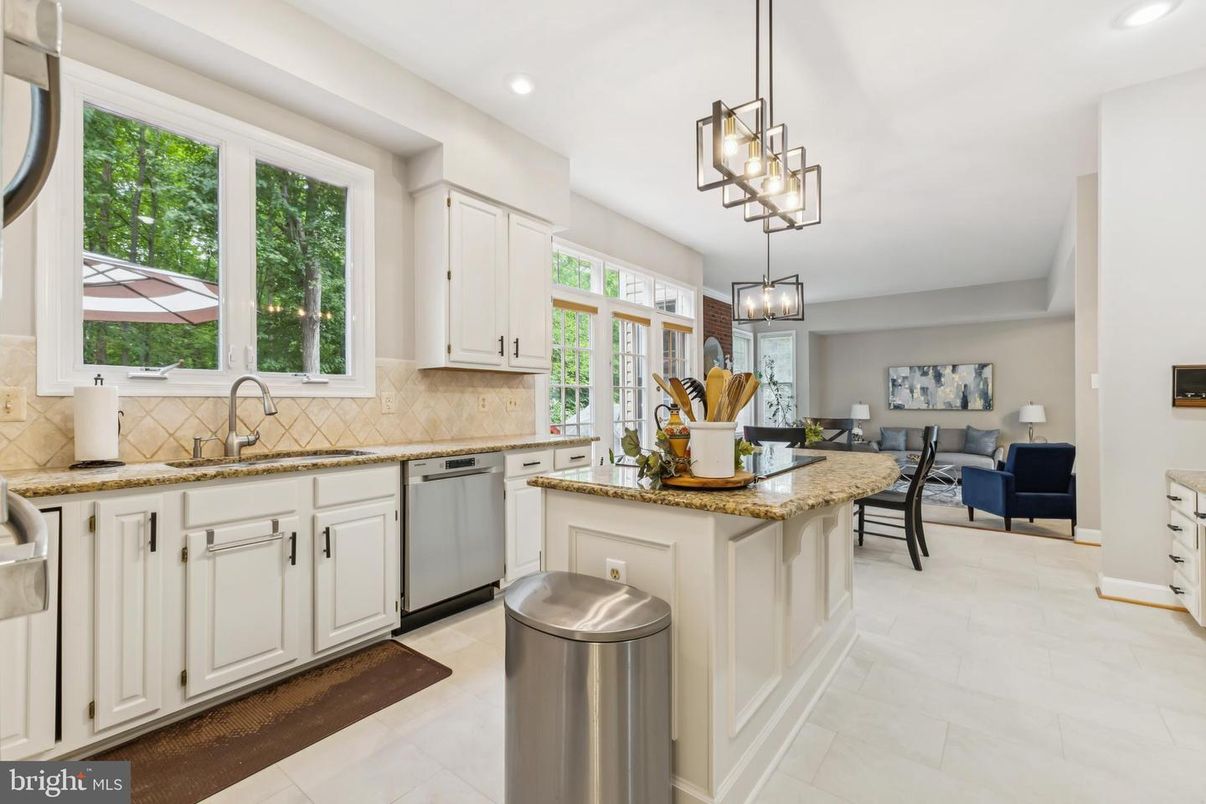Dining room, Interior, Kitchen, Pendant Lights, Recessed Lighting, Stainless Steel Appliances