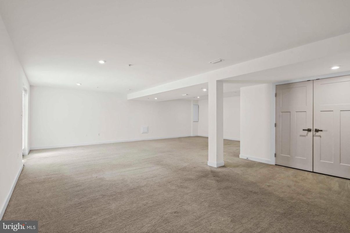 Empty room, Interior, Recessed Lighting