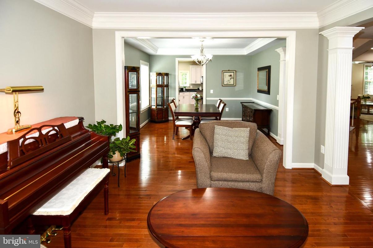 Chandelier, Dining room, Interior, Living room, Piano, Wood Texture Flooring