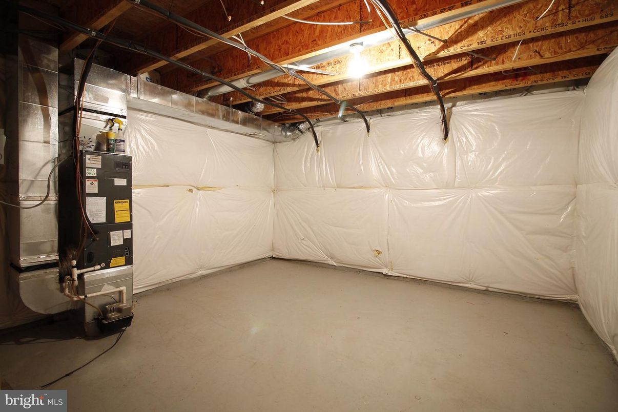 Garage, Interior, Wooden Beams
