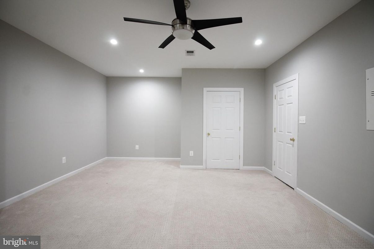 Empty room, Interior, Recessed Lighting