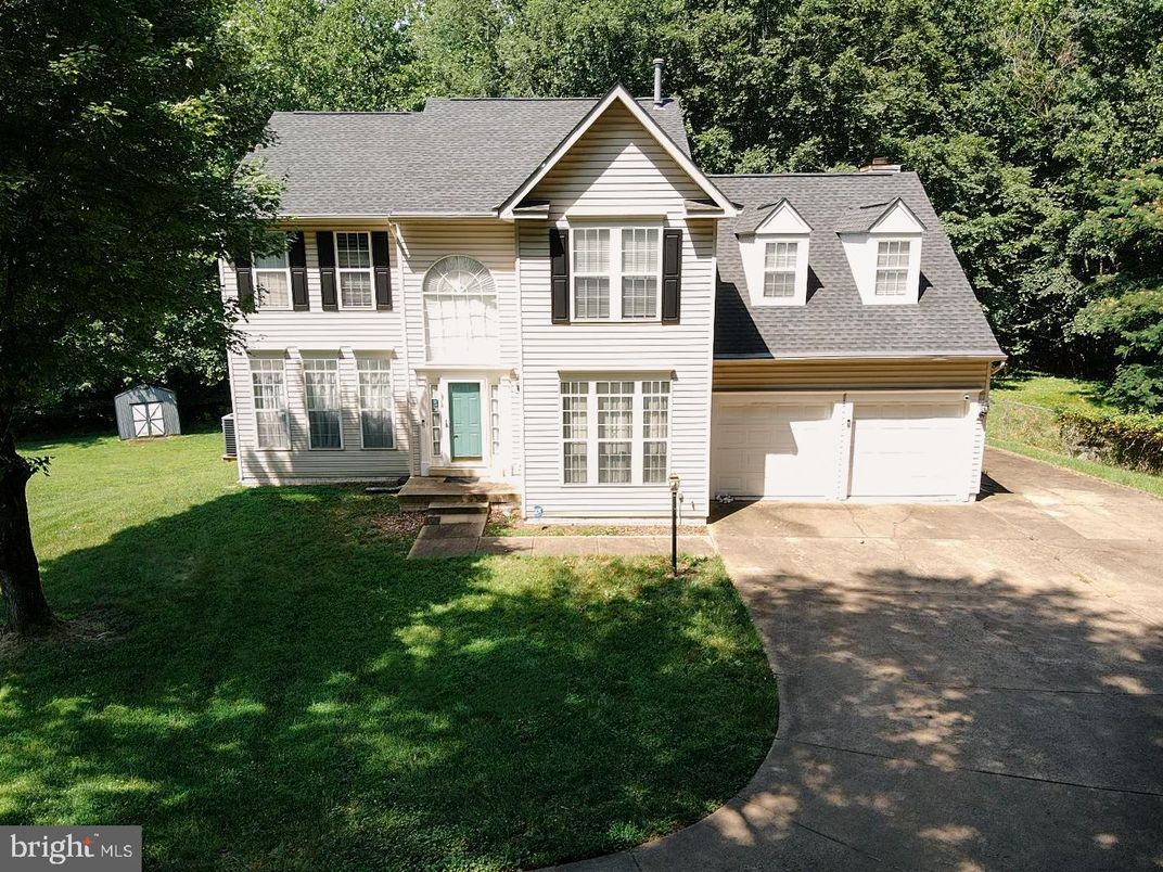 Attached, Exterior, Facade, Farmhouse