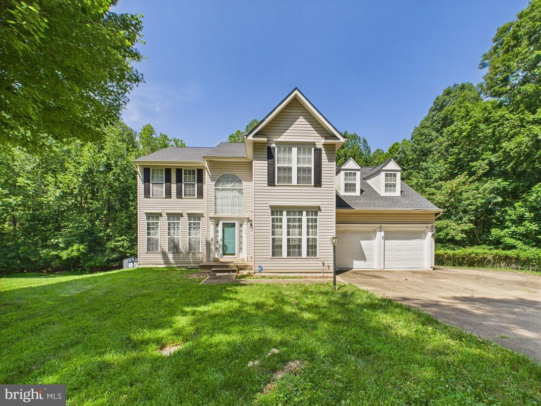 Attached, Exterior, Facade, Farmhouse