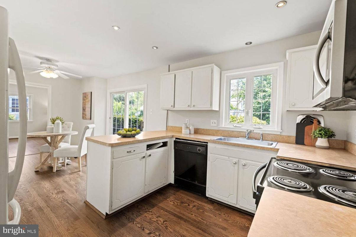 Dining room, Interior, Kitchen, Recessed Lighting, Wood Texture Flooring
