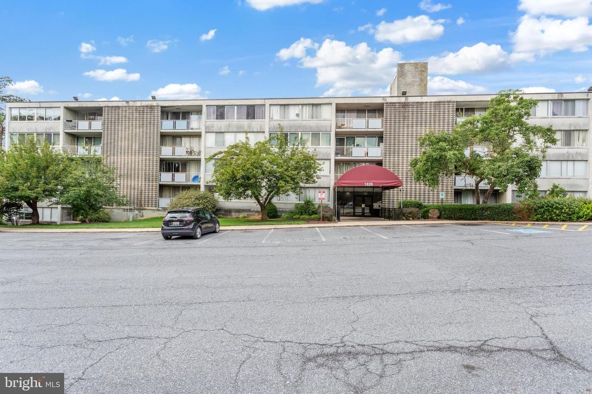 Exterior, Facade, Condo Building