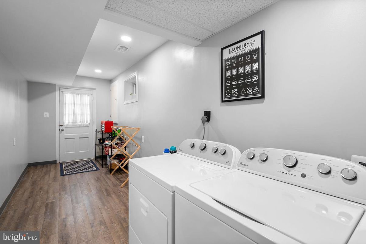 Interior, Recessed Lighting, Washer, Wood Texture Flooring