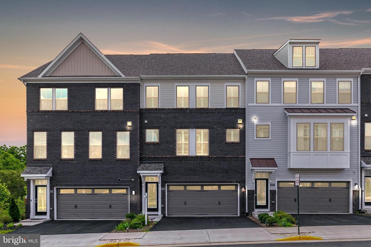 Attached, Exterior, Facade, Rowhouse