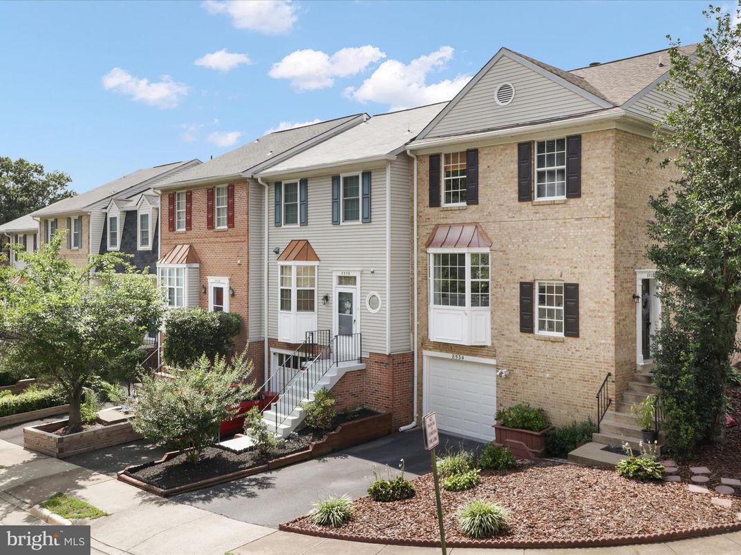 Attached, Exterior, Facade, Brick Facade, Georgian