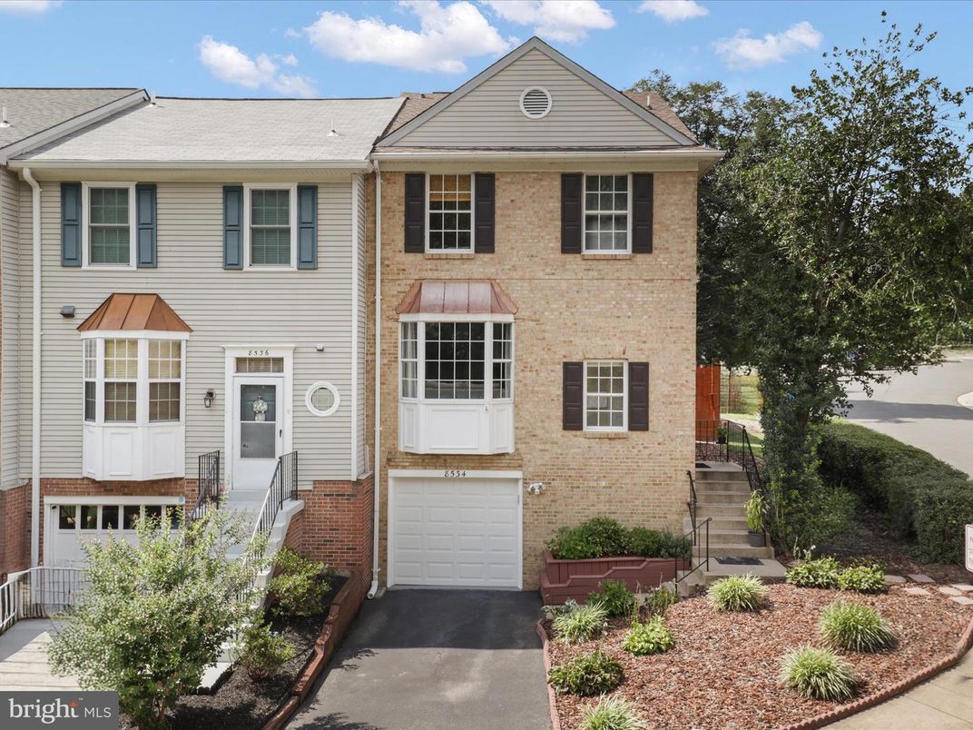 Attached, Exterior, Facade, Brick Facade, Georgian