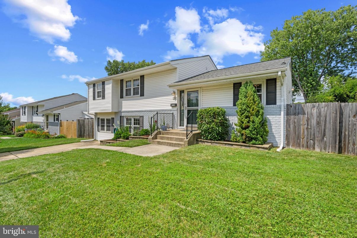 Backyard, Exterior, Facade, Split Level