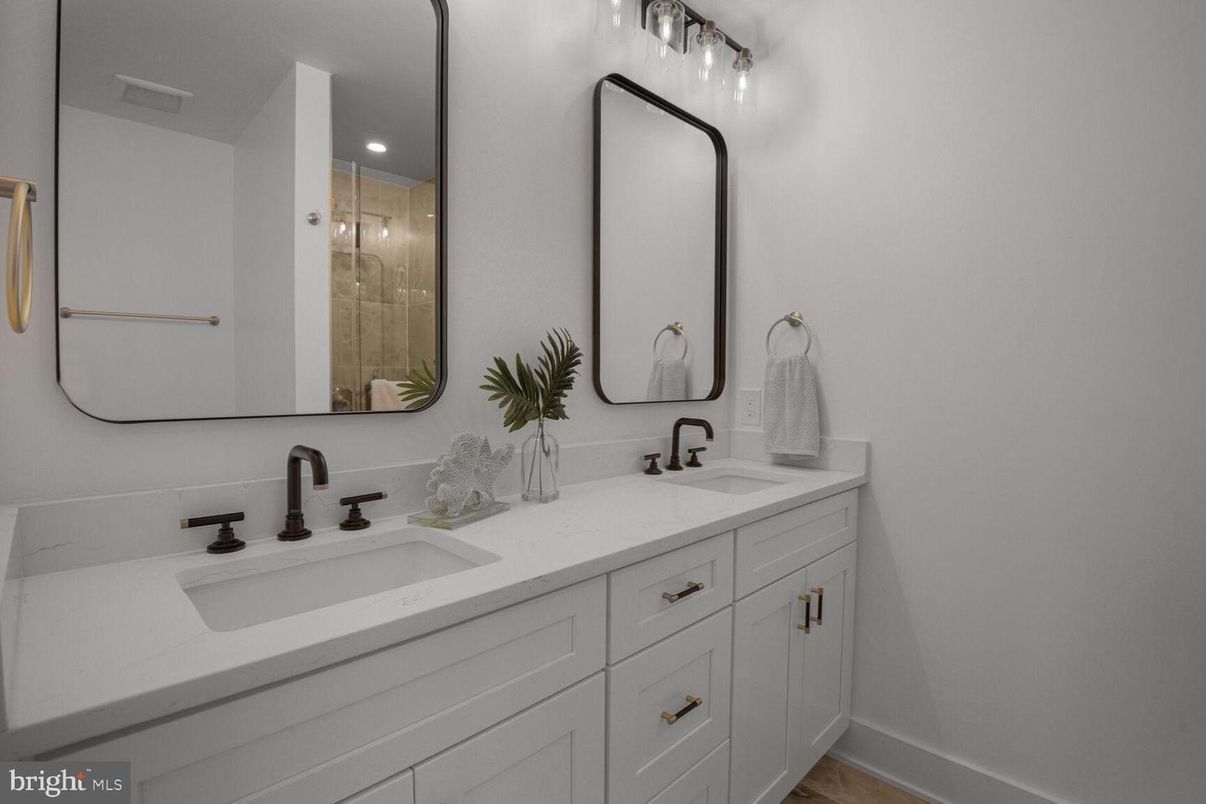 Bathroom, Dual Sink Vanities, Interior