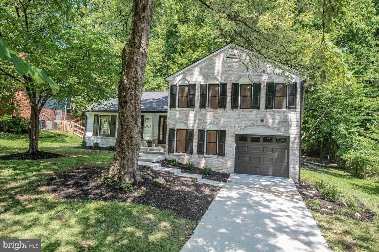 Attached, Exterior, Facade, Brick Facade, Georgian