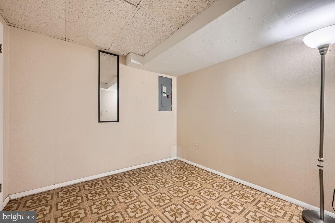 Empty room, Interior