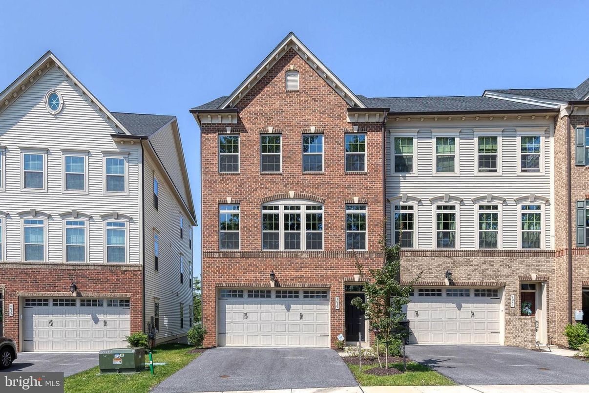 Attached, Exterior, Facade, Brick Facade, Rowhouse