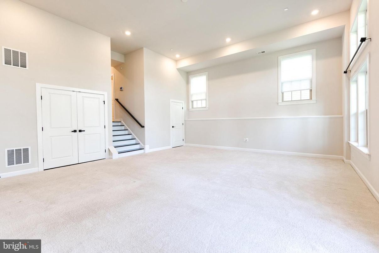 Empty room, Interior, Recessed Lighting