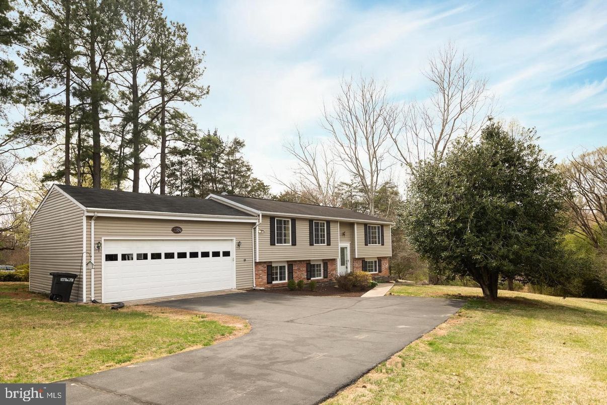 Attached, Exterior, Facade, Raised Ranch