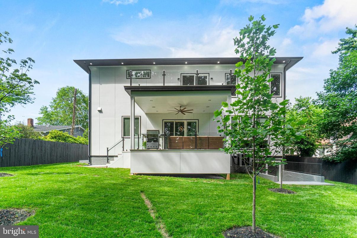 Backyard, Exterior, Facade, Modern