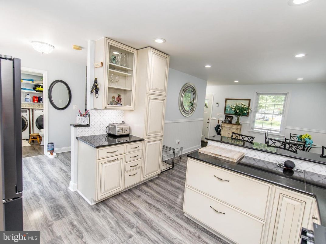 Interior, Recessed Lighting, Washer, Wood Texture Flooring