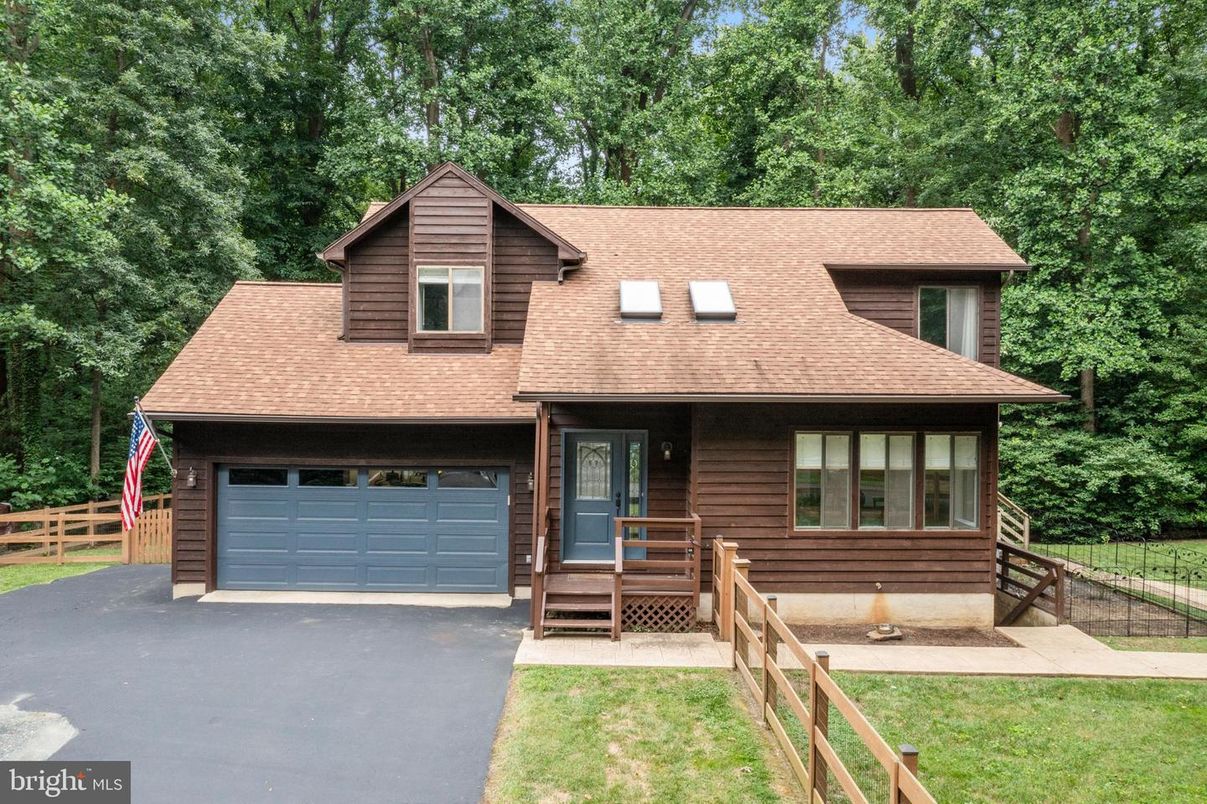 Attached, Exterior, Facade, Log Home