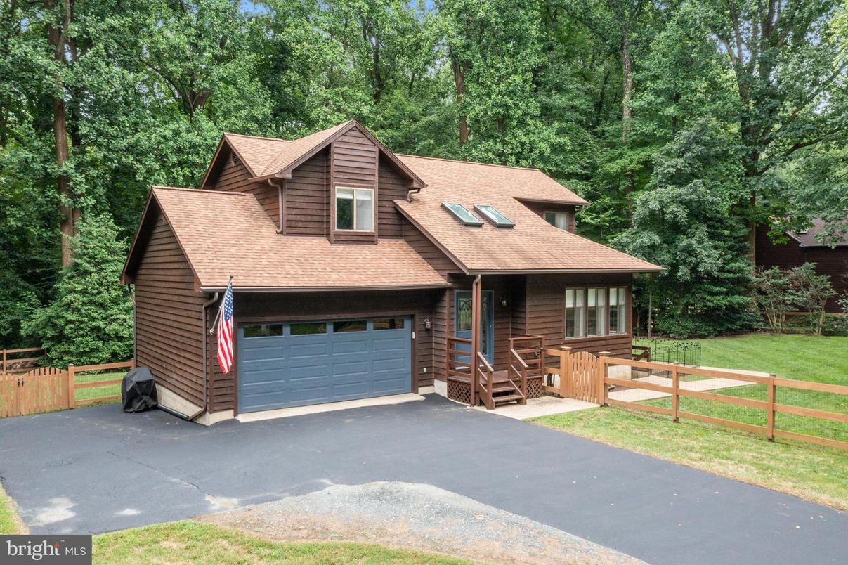 Attached, Exterior, Facade, Log Home
